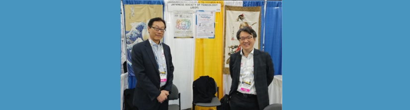 SOT2024　日本毒性学会展示ブース（務台先生（左）、高橋先生（右））